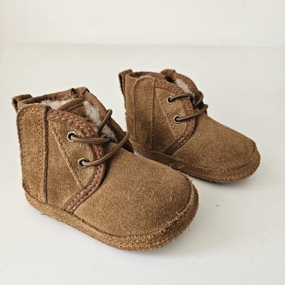UGG Baby Neumel Brown Suede Warm Chukka Booties Size 2-3 Cozy - Picture 6 of 8